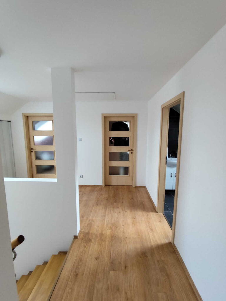 Výmalba schodiště a chodby v Hudlicích