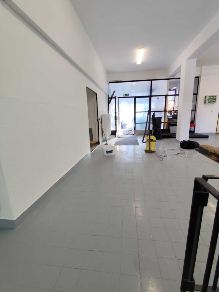 Výmalba schodiště a vestibulu SOŠ Hlinky